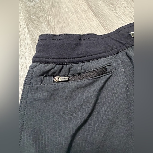 Vuori Stockton Short Lined Men’s Medium Black and Gray - Picture 5 of 8